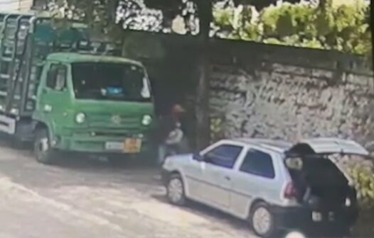 Homens são flagrados furtando botijões de gás de um caminhão em Fortaleza