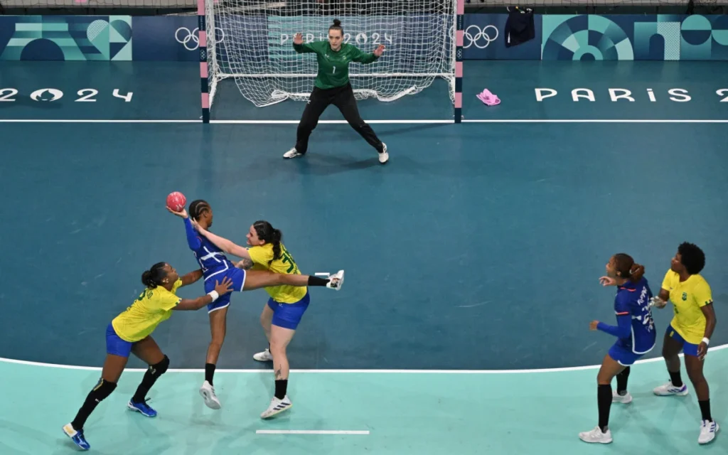 Brasil erra muito no ataque e perde para a França no handebol feminino em Paris-2024