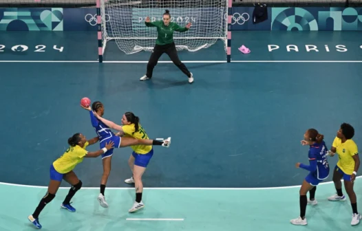 Brasil erra muito no ataque e perde para a França no handebol feminino em Paris-2024