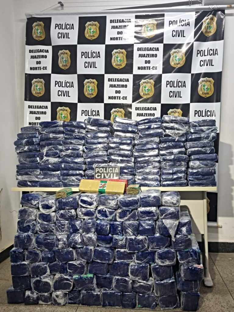 Polícia apreende 308 kg de maconha transportados em barco rebocado no Ceará