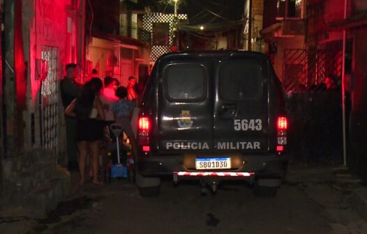 Homem é morto a tiros ao ser abordado em calçada de rua em Fortaleza