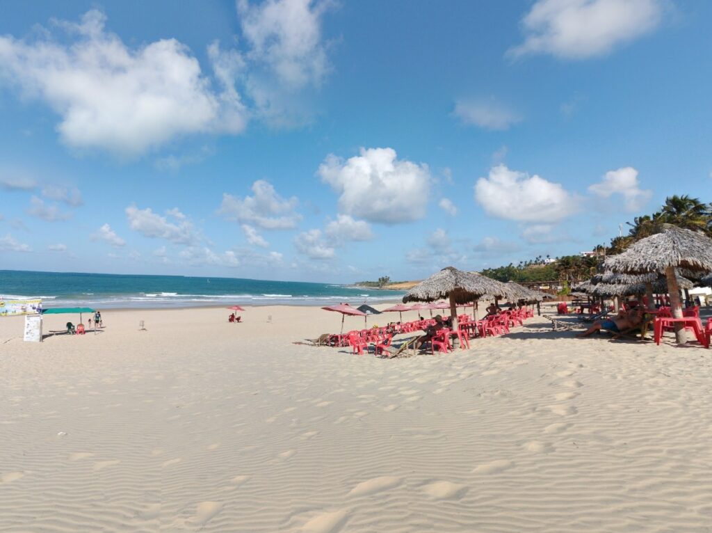 Pai desaparece no mar após pular na água para salvar filho de 7 anos no Ceará