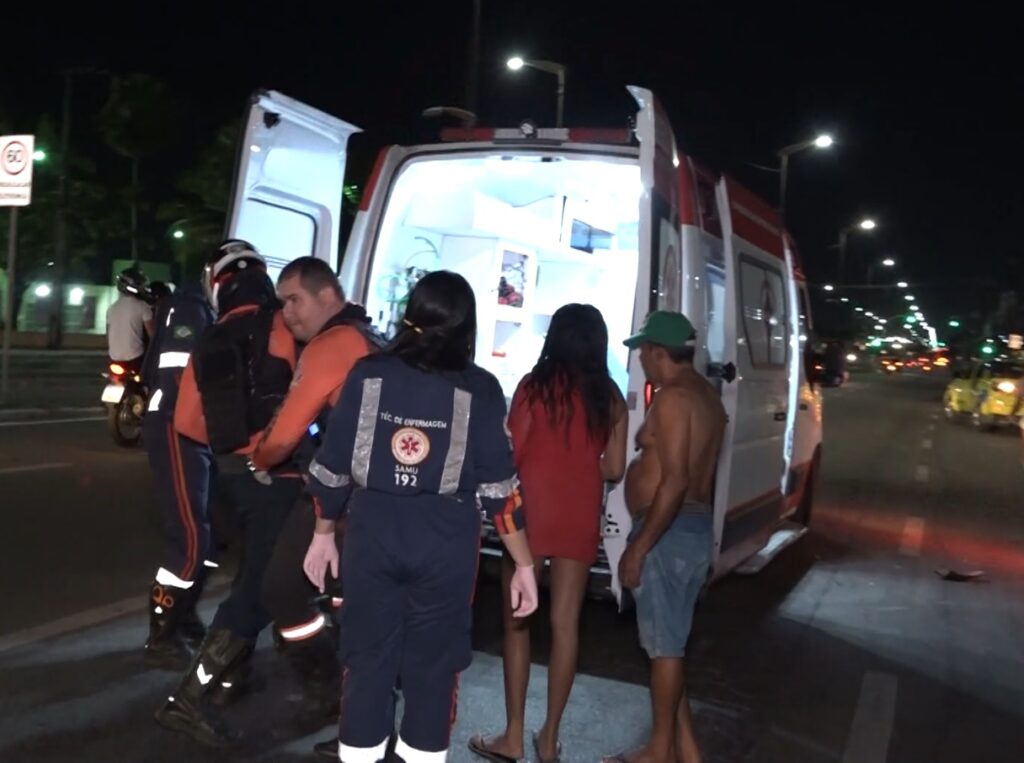 Jovem fica ferida ao ser atropelada por motociclista em avenida de Fortaleza