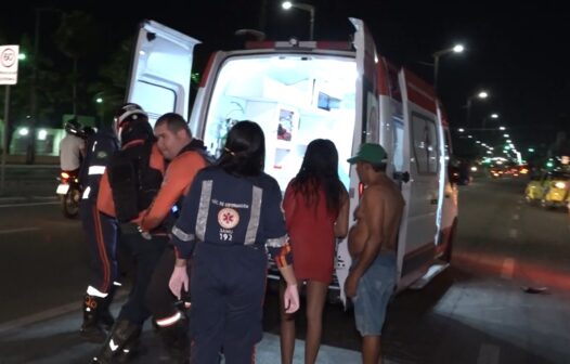 Jovem fica ferida ao ser atropelada por motociclista em avenida de Fortaleza