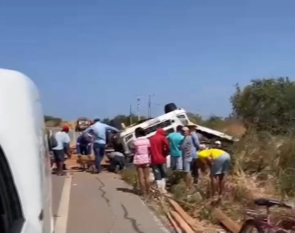 Acidente: carreta com carregamento de madeira capota na região do Cariri, no interior do Ceará