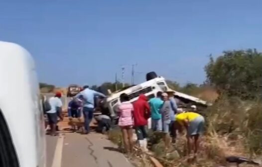 Acidente: carreta com carregamento de madeira capota na região do Cariri, no interior do Ceará