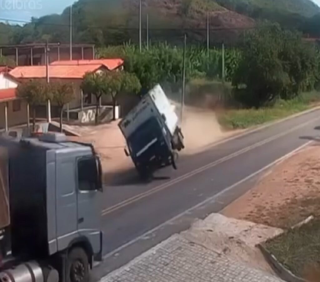 Vídeo: caminhão tomba na estrada em acidente em Jucás, no interior do Ceará