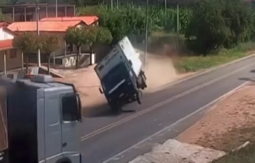 Acidente: caminhão tomba na estrada em Jucás, no interior do Ceará