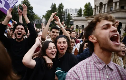 Jovens comemoram vitória da esquerda nas eleições legislativas da França