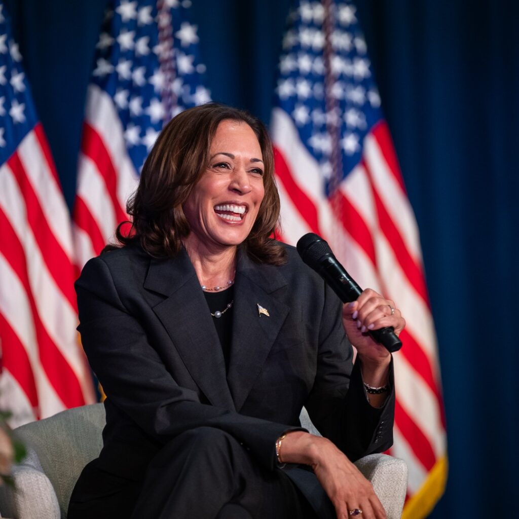 Quem é Kamala Harris, a favorita para substituir Biden nas eleições dos EUA