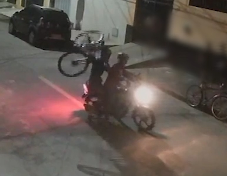 Assaltantes roubam bicicleta de jovem no mesmo dia em que ele a ganhou do pai