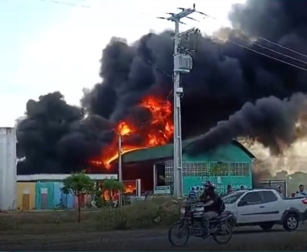 Incêndio atinge galpão de reciclagem em Morada Nova, no interior do Ceará