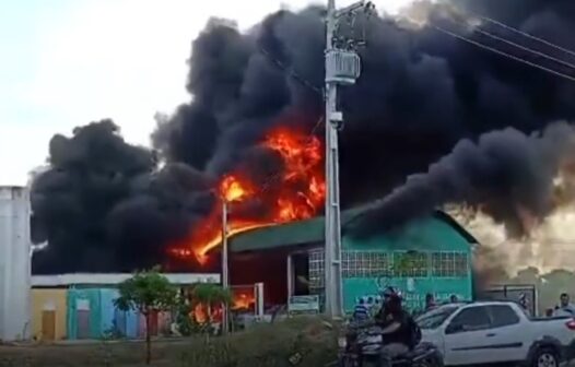 Incêndio atinge galpão de reciclagem em Morada Nova, no interior do Ceará