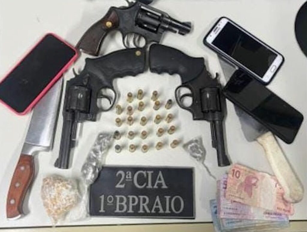 Assaltante é preso e polícia apreende armas, drogas e explosivo na casa dele