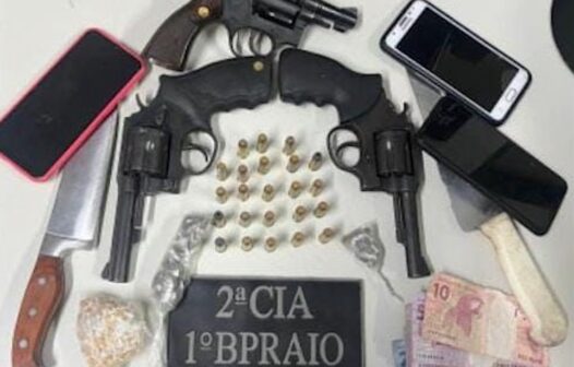 Assaltante é preso e polícia apreende armas, drogas e explosivo na casa dele