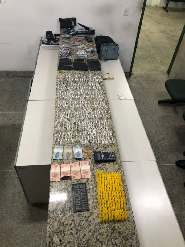 Casal é preso em Fortaleza com 280 pedras de crack e 170 pinos de cocaína