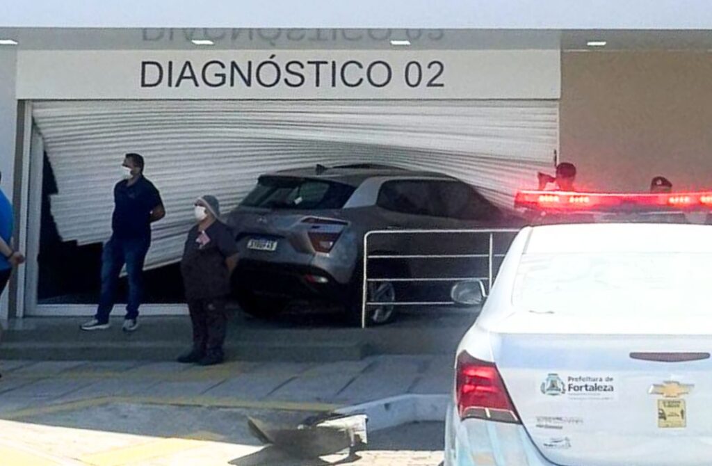 Carro invade hospital privado em Fortaleza após motorista perder o controle