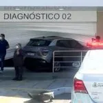 Carro invade hospital privado em Fortaleza após motorista perder o controle
