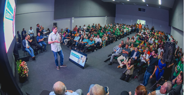 Ministro das Comunicações participa de cerimônia de programa de capacitação em Fortaleza