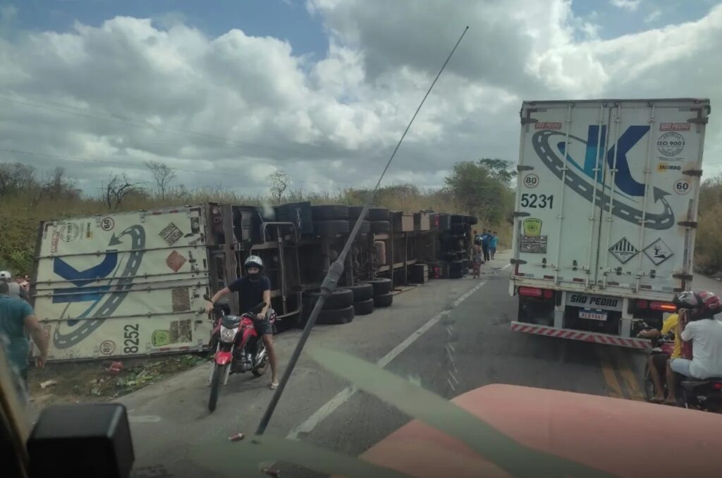 Caminhão de bebidas tomba na BR-222, no Ceará, e é saqueado por moradores