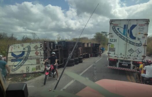 Caminhão de bebidas tomba na BR-222, no Ceará, e é saqueado por moradores