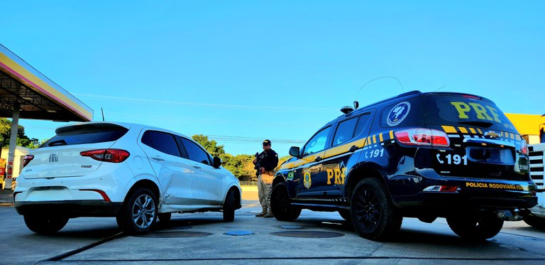 PRF prende homem com ficha criminal e recupera veículo clonado em Itaitinga, no Ceará