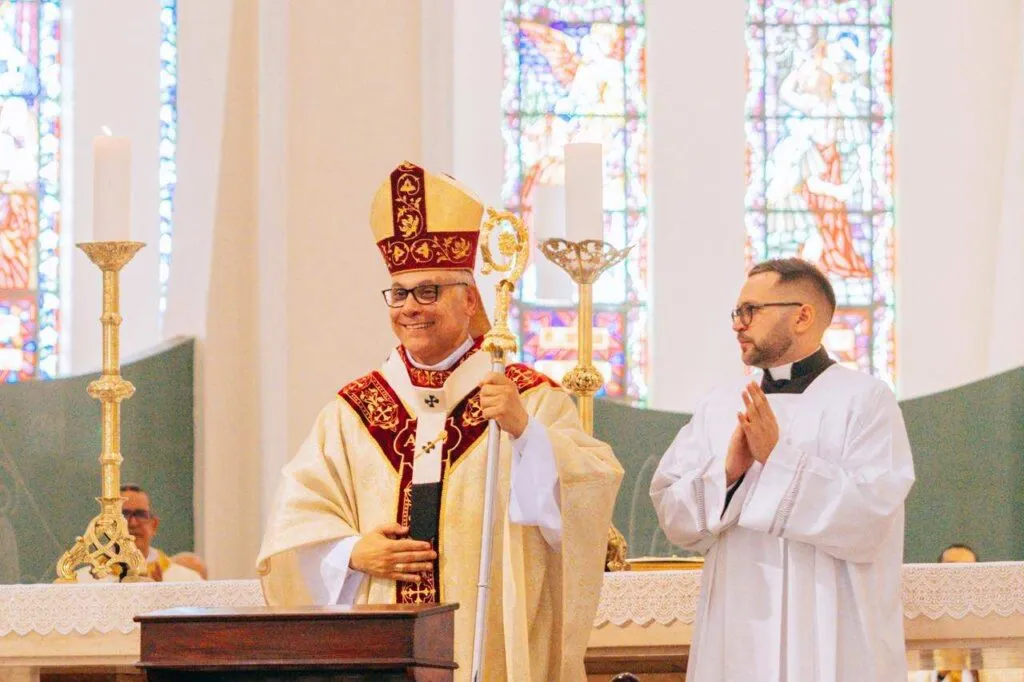 Dom Gregório Paixão recebe o Pálio Arquiepiscopal em cerimônia na Sé Catedral de Fortaleza