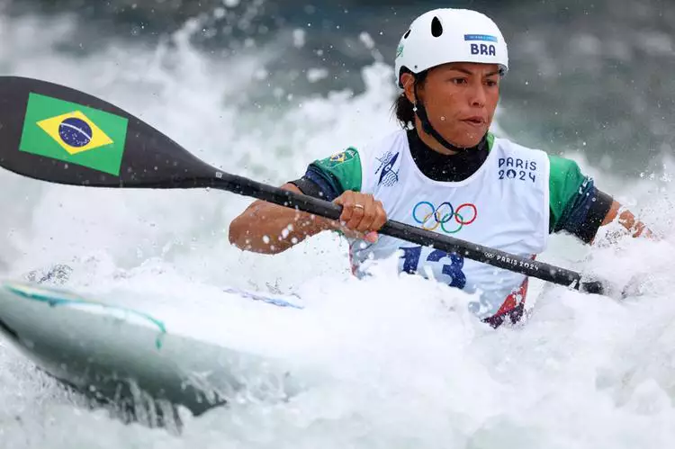 Ana Sátila e Pepê Gonçalves avançam com facilidade às semifinais da canoagem slalom