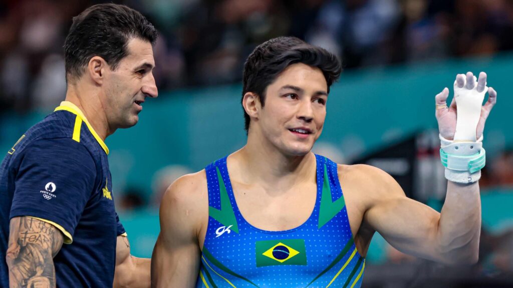 Arthur Nory falha na barra fixa e se despede das Olimpíadas sem medalha e em lágrimas