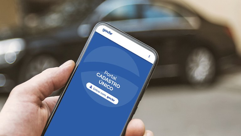 Inscritos no CadÚnico podem garantir celular gratuito; saiba como se inscrever 