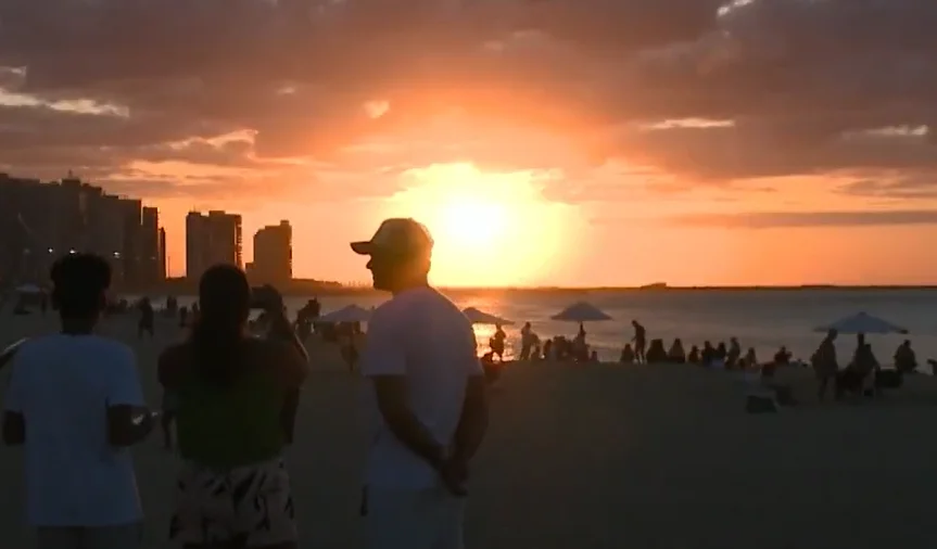 Saiba por que o pôr do sol está com cores alaranjadas no céu de Fortaleza