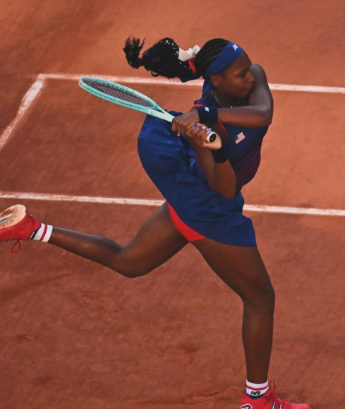 Número 2 do mundo, Coco Gauff chora após discutir com juiz e é eliminada nas oitavas do tênis