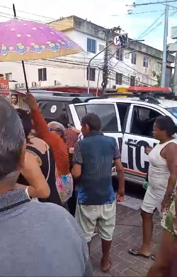 Mulher entra em trabalho de parto no centro de Caucaia, no Ceará