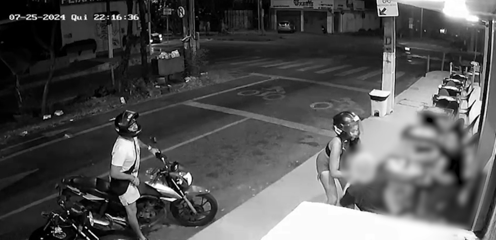 Casal em moto invade restaurante de sushi, ameaça e rouba vítimas em Fortaleza; vídeo