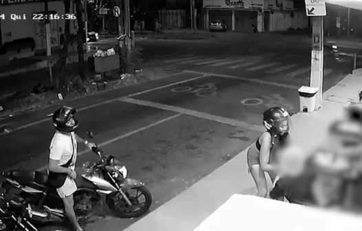 Casal em moto invade restaurante de sushi, ameaça e rouba vítimas em Fortaleza; vídeo