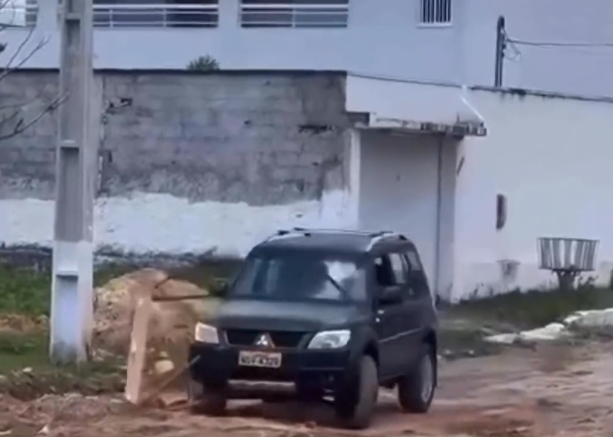 Motorista é flagrado realizando manobras perigosas e destruir sinalização, em Paracuru