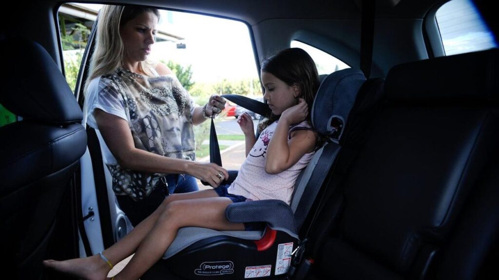 Uso de cadeirinha, assento de elevação ou bebê conforto é lei e garante mais segurança