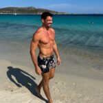 Cauã Reymond encanta fãs com fotos sem camisa na Praia: “Paisagem Maravilhosa”