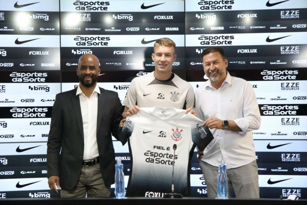 Charles, ex-Ceará, espera repetir sucesso de outros jogadores com a camisa 8 do Corinthians