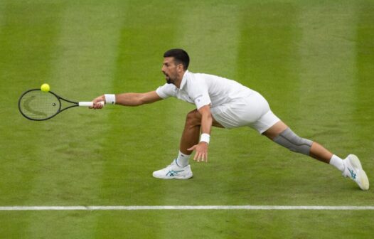 Djokovic arrasa na estreia em Wimbledon, Brasil tem grande vitória de Wild e queda de Monteiro