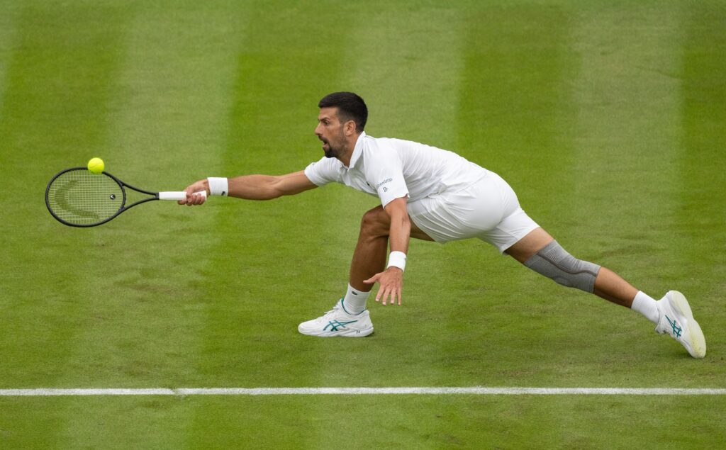 Djokovic arrasa na estreia em Wimbledon, Brasil tem grande vitória de Wild e queda de Monteiro