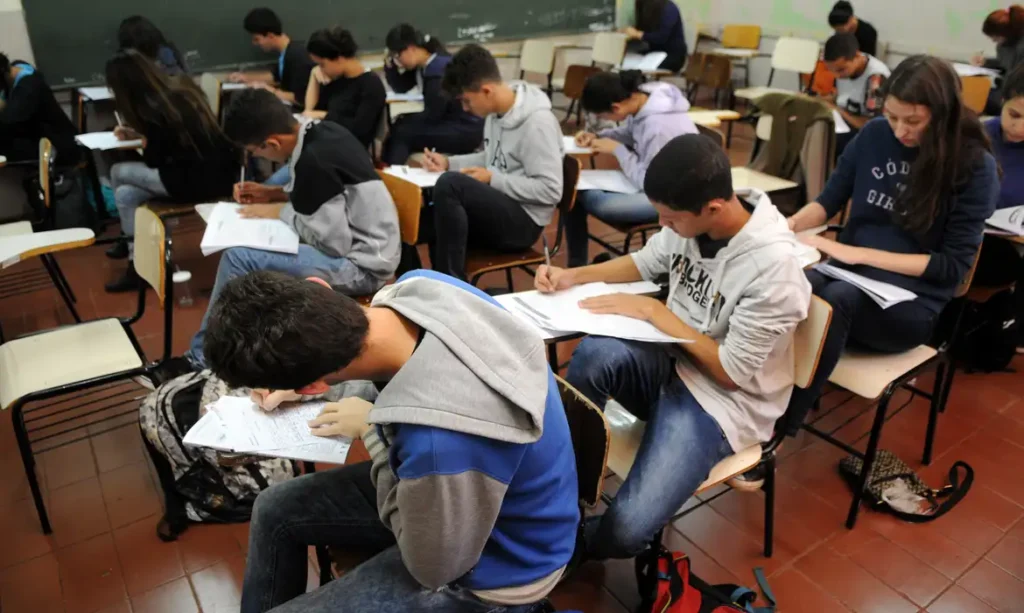 Ensino Médio: Câmara aprova reforma sem obrigatoriedade do espanhol