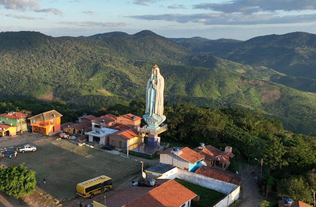 Família Dias de Souza ergue estátua de Nossa Senhora de Fátima em Guaramiranga e nova praça é construída no entorno