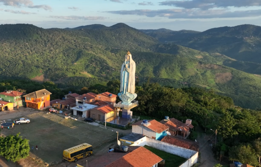 Família Dias de Souza ergue estátua de Nossa Senhora de Fátima em Guaramiranga e nova praça é construída no entorno