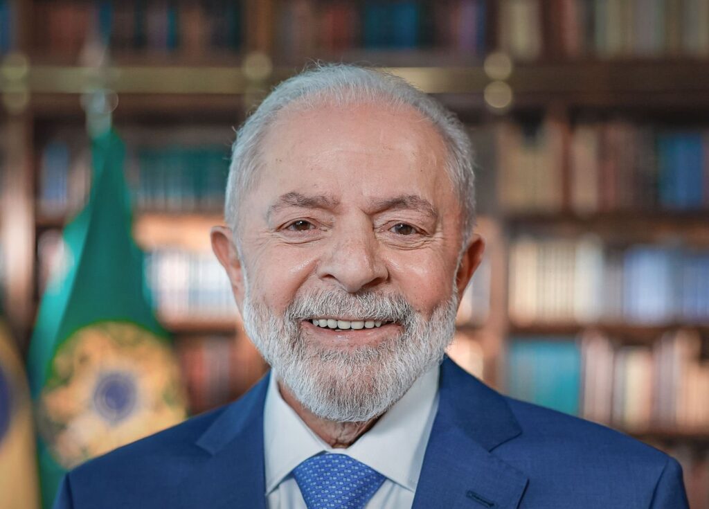 Lula estava cortando as unhas do pé quando caiu e bateu a cabeça