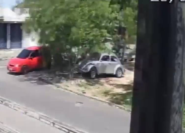 Câmeras registram furto de fusca no bairro Granja Lisboa, em Fortaleza