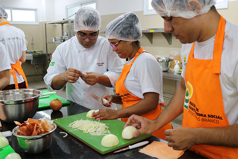 Escola de Gastronomia Social oferece 160 vagas para cursos gratuitos em julho; inscrições começam nesta terça-feira (2)