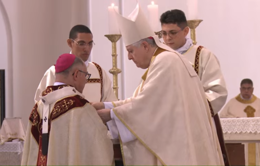 Dom Giambattista Diquattro conduz cerimônia de imposição do Pálio Arquiepiscopal em Fortaleza