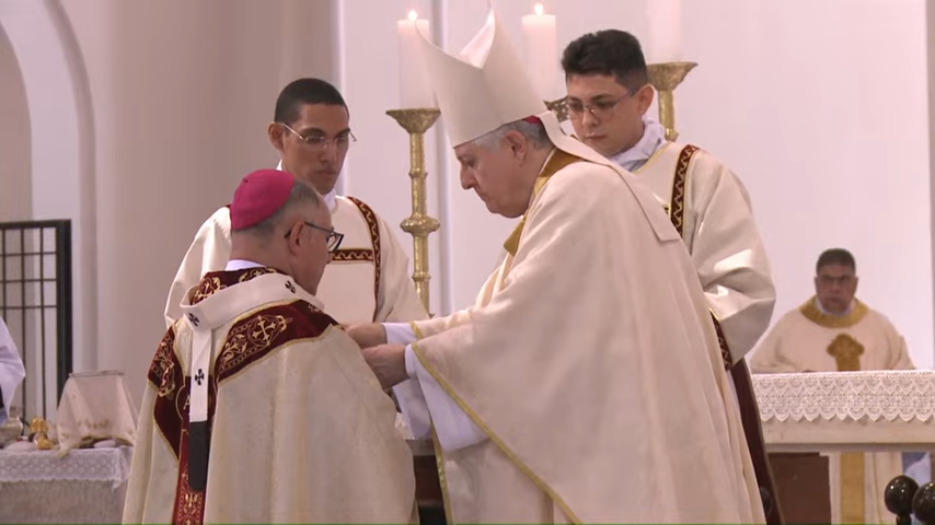 Dom Giambattista Diquattro conduz cerimônia de imposição do Pálio Arquiepiscopal em Fortaleza