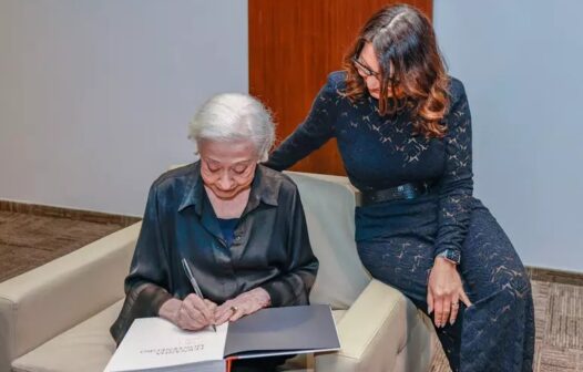 Janja assiste apresentação de Fernanda Montenegro em São Paulo e pede autógrafo da atriz